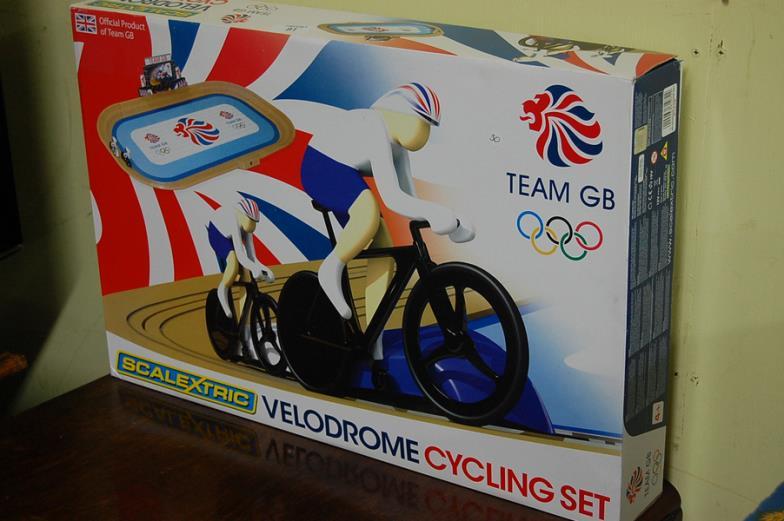 scalextric velodrome cycling set